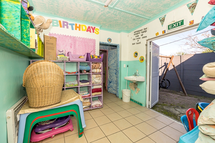 5 Bedroom Property for Sale in Wynberg Upper Western Cape